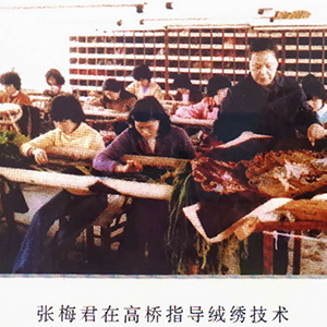 张梅君在高桥指导绒绣技术