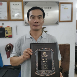 侠骨不减当年少，匠心永存冰蓝刃  ——访广东省工艺美术协会理事、工艺美术师李锐全
