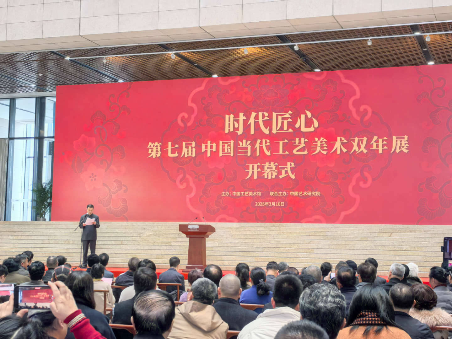 喜报！牛角雕作品入选第七届中国当代工艺美术双年展，并经专家评审被中国工艺美术馆永久收藏。